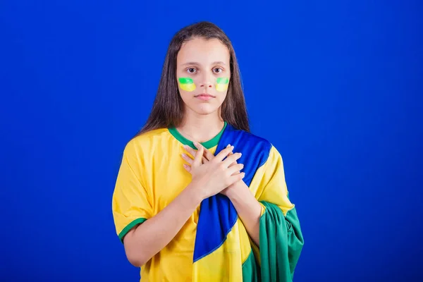 Νεαρή Κοπέλα Οπαδός Του Ποδοσφαίρου Από Βραζιλία Ντυμένοι Σημαία Τραγουδώντας — Φωτογραφία Αρχείου