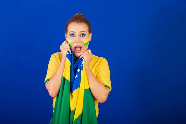 Kavkazská Žena Zrzka Brazilský Fotbalový Fanoušek Brazilský Modré Pozadí Úzkostlivý — Stock fotografie