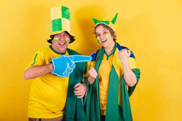 Yetişkin Bir Çift Brezilyalı Futbol Taraftarı Bayrak Şapka Takıyorlar Tezahürat — Stok fotoğraf