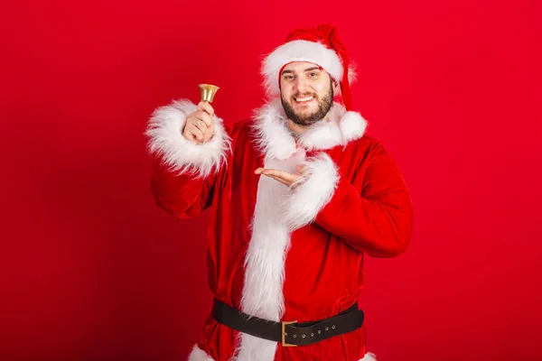 Běloch Brazilec Oblečený Vánočních Šatů Santa Claus Držící Vánoční Zvon — Stock fotografie