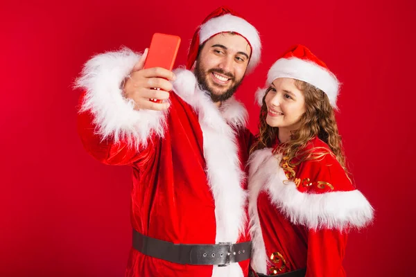 Pareja Brasileña Vestida Con Ropa Navidad Santa Claus Usando Smartphone —  Fotos de Stock