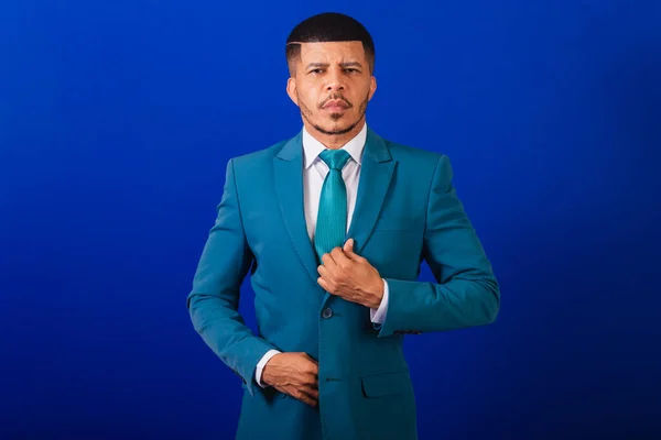 スーツと青いネクタイを着たブラジルの黒人男性 ビジネスマン スーツの修理 — ストック写真