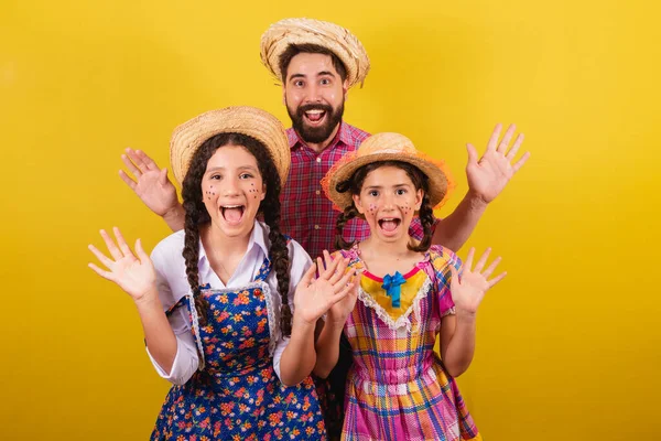 Vater Und Töchter Tragen Typische Kleidung Für Die Festa Junina — Stockfoto