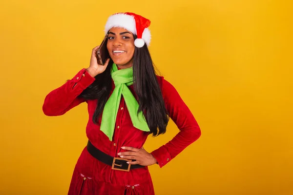 Krásná Černá Brazilská Žena Oblečená Vánočních Šatech Santa Claus Smartphone — Stock fotografie