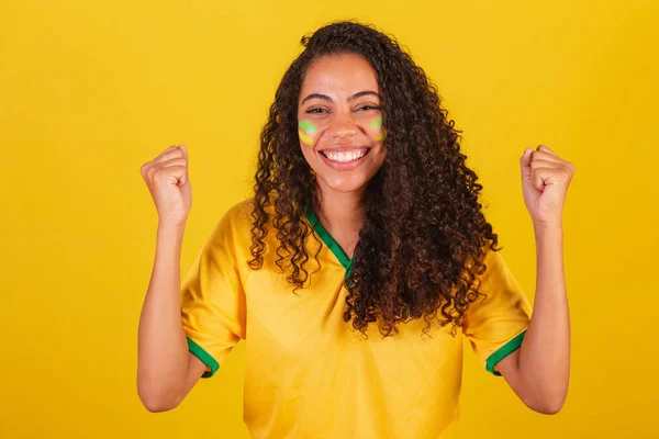 Νεαρή Μαύρη Βραζιλιάνα Οπαδός Του Ποδοσφαίρου Γιορτάζει Και Γιορτάζει — Φωτογραφία Αρχείου