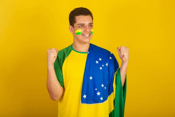 Jovem Brasileiro Futebol Vestido Verde Mão Peito Comemorando Com Bandeira — Fotografia de Stock