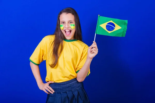 Mladá Dívka Fotbalový Fanoušek Brazílie Držení Brazilské Vlajky — Stock fotografie