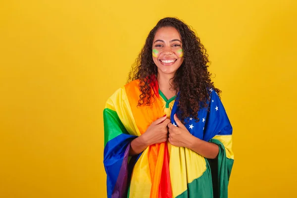 Jonge Zwarte Braziliaanse Vrouw Voetbalfan Met Vlag Van Lgbt Brazilië — Stockfoto