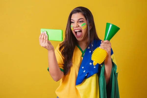 브라질의 지지자 2022 선수권 그녀의 핸드폰에서 경기를 — 스톡 사진