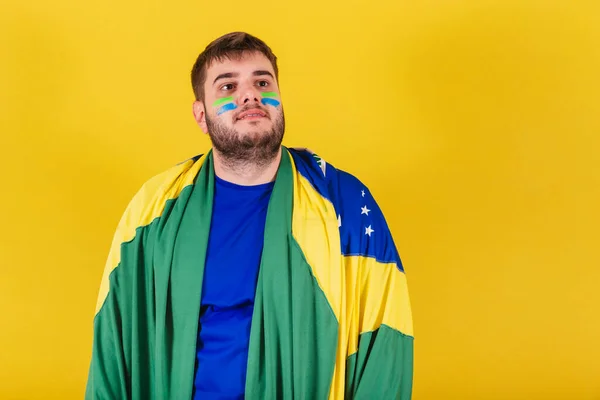 Бразильский Кавказский Мужчина Футбольный Фанат Бразилии Смотрит Горизонт — стоковое фото