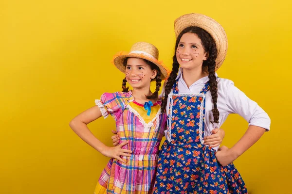 Irmãs Amigos Vestindo Roupas Típicas Para Festa Junina Abraçados Com — Fotografia de Stock