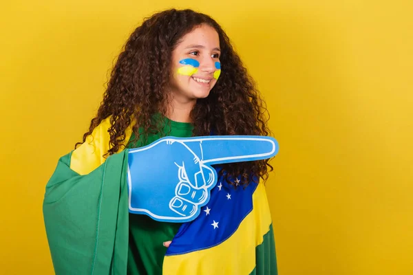 Brasileña Caucásica Fanática Del Fútbol Con Mano Espuma Apuntando Espacio —  Fotos de Stock