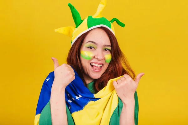 Fehér Vörös Hajú Focirajongó Brazíliából Hüvelykujj Fel Mint Jóváhagyás Megerősítés — Stock Fotó