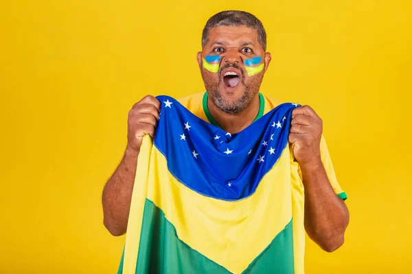 Brazilský Černoch Fotbalový Fanoušek Brazílie Mávat Brazilskou Vlajkou Oslavovat Jásat — Stock fotografie
