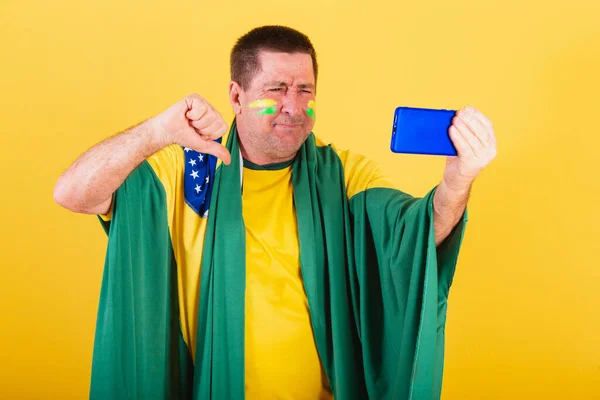 Vuxen Man Brasilianska Fotbollsfan Med Flagga Smartphone Titta Spel Med — Stockfoto