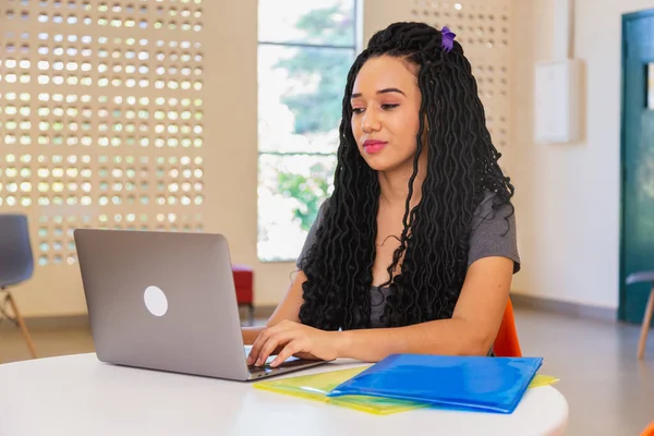 Joven Mujer Negra Brasileña Estudiante Universitaria Que Trabaja Notebook Línea —  Fotos de Stock