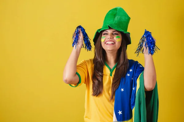 クローズアップ写真 ブラジルの女性サポーター ワールドカップ2022 ポムポムで応援 — ストック写真