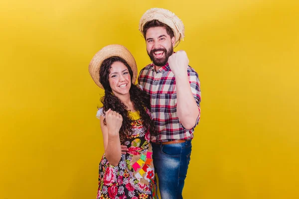 这对年轻漂亮的夫妇穿着典雅的衣服参加嘉年华会 Arraia Sao Joao — 图库照片