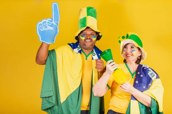 Paar Rothaarige Frau Und Schwarzer Mann Brasilianische Fußballfans Kleider Für — Stockfoto