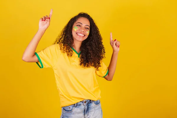 若い黒人のブラジル人女性サッカーファン 指を上げて踊る — ストック写真