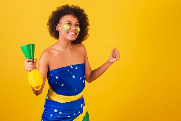 Νεαρή Μαύρη Γυναίκα Βραζιλιάνα Ποδοσφαιρόφιλη Γιορτάζει Κέρατο Στο Χέρι — Φωτογραφία Αρχείου