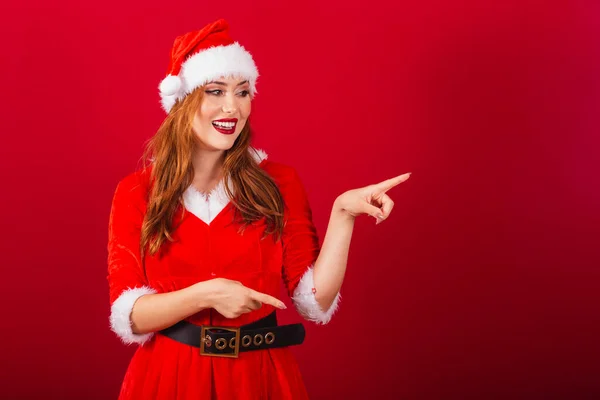 Krásná Brazilská Rusovlasá Žena Oblečená Vánočním Oblečení Santa Claus Ukazuje — Stock fotografie