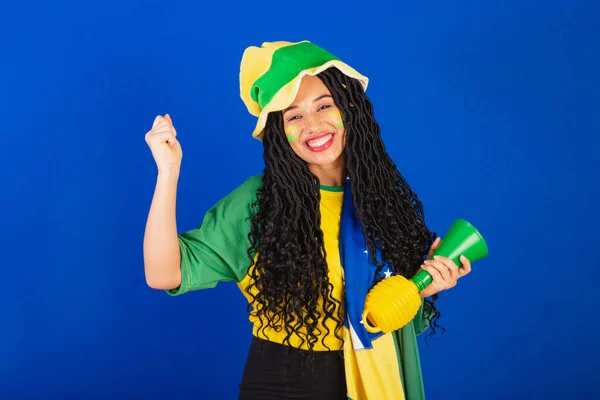 若い黒人のブラジル人女性サッカーファン 旗やアクセサリーで応援し — ストック写真