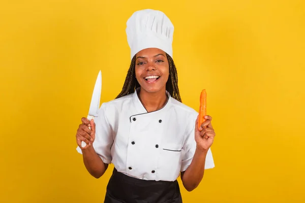 Genç Afrikalı Kadın Aşçı Bıçak Havuç Tutan Soymak Doğramak Için — Stok fotoğraf