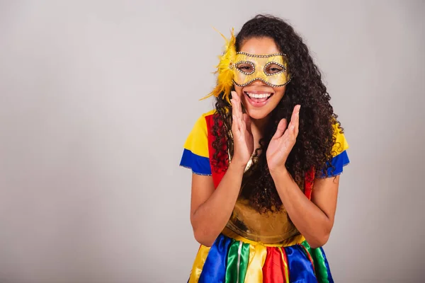 Όμορφη Μαύρη Βραζιλιάνα Ρούχα Frevo Καρναβάλι Φορώντας Μάσκα Φωνάζοντας Προαγωγή — Φωτογραφία Αρχείου