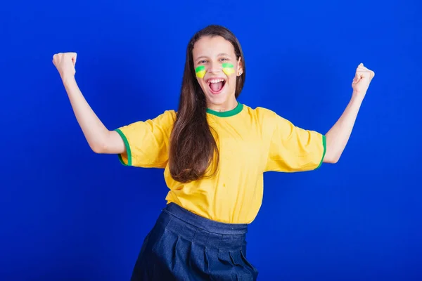 Młoda Dziewczyna Fanka Piłki Nożnej Brazylii Imprezowanie Świętowanie — Zdjęcie stockowe