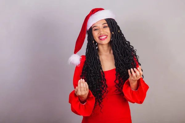 ブラジルの黒人女性はクリスマスの服を着て陽気なクリスマスに笑顔で手を携えて呼びかけ — ストック写真