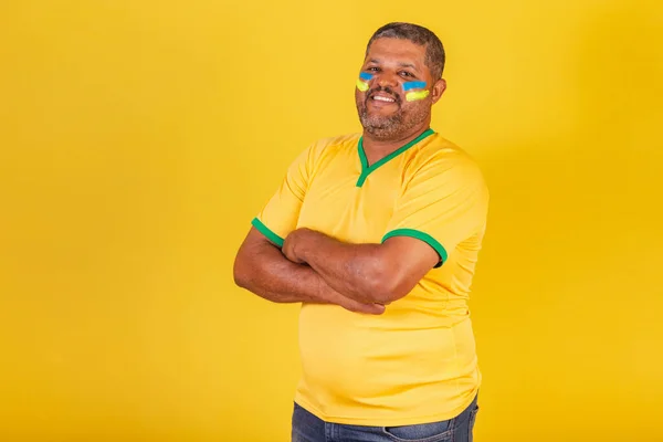 巴西黑人 来自巴西的球迷 交叉双臂 — 图库照片