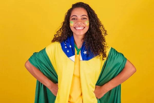 Jovem Negra Brasileira Futebol Usando Bandeira Mãos Nos Quadris — Fotografia de Stock
