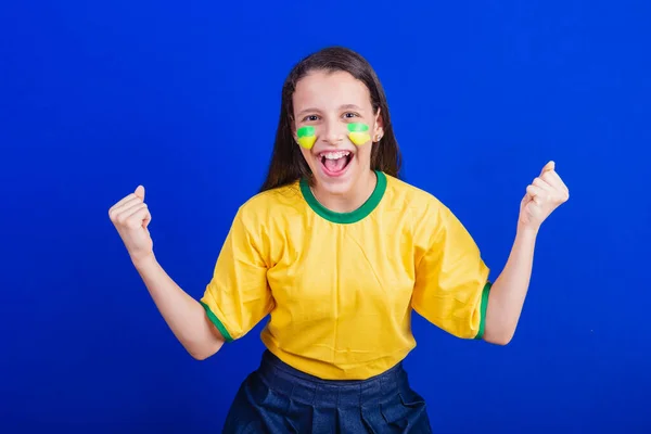 ブラジルのサッカーファンの少女です 叫びのゴール — ストック写真