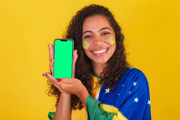 Young Black Brazilian Soccer Fan Showing Cellphone Screen Smartphone App — Stock Photo, Image
