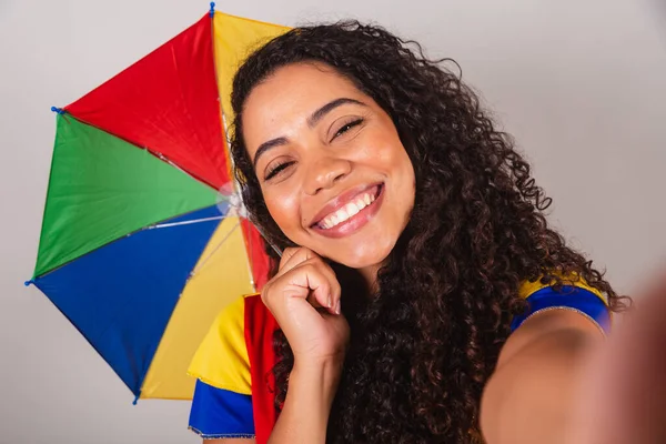 Mooie Zwarte Braziliaanse Vrouw Met Frevo Outfit Paraplu Carnaval Selfie — Stockfoto