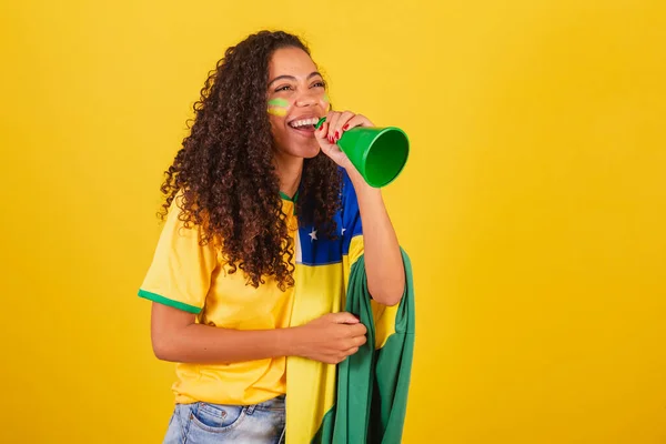 Молодая Бразилька Футбольный Фанат Крича Через Громкоговоритель Рекламное Фото — стоковое фото