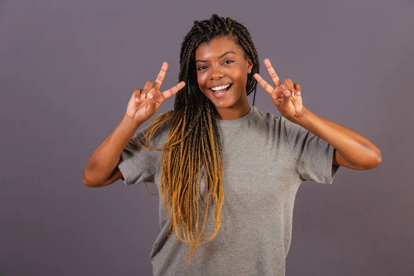 Joven Mujer Brasileña Afro Con Signo Paz Amor Con Los — Foto de Stock