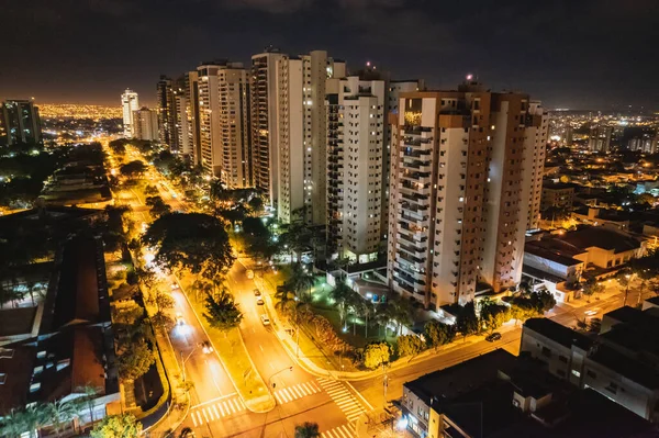 Ribeiro Preto, Sao Paulo, Brezilya - 23 Nisan 2022: Ribeiro Preto şehrinin gece görüntüleri. Avenida Joo Fiusa, caddeye yakın fotoğraflar. uzun pozlama.