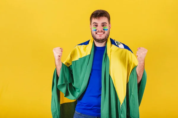 Vit Man Fotbollsfan Från Brasilien Vibrerande Extremt Glad Och Glad — Stockfoto
