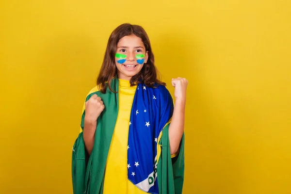 Βραζιλιάνος Λευκός Οπαδός Του Ποδοσφαίρου Χέρια Ψηλά Γιορτάζει Αυτοπεποίθηση Και — Φωτογραφία Αρχείου