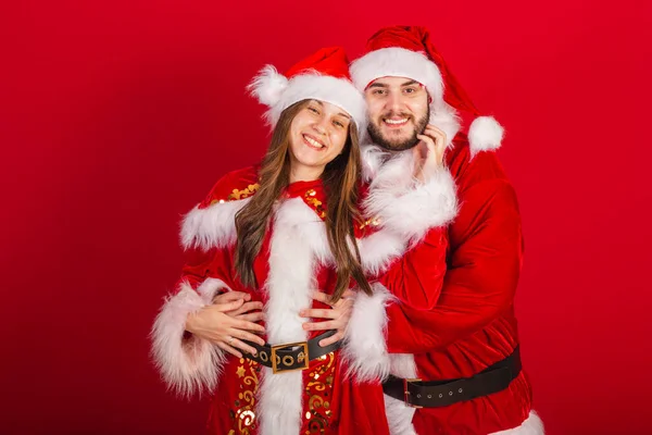 Braziliaans Koppel Met Kerstkleding Kerstman Romantisch Omarmd — Stockfoto