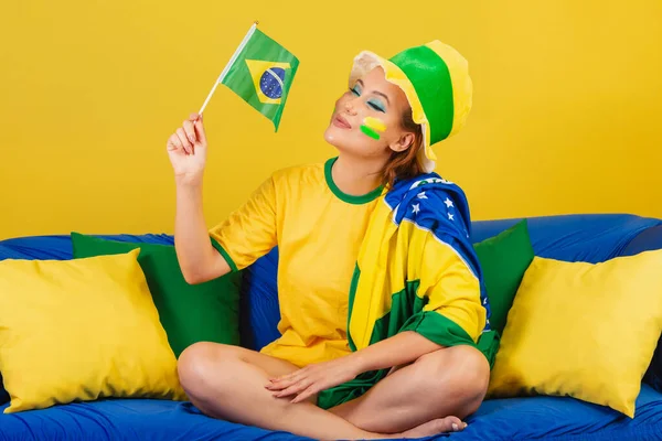 Kaukasierin Rotschopf Brasilianischer Fußballfan Brasilianerin Auf Couch Mit Brasilianischer Fahne — Stockfoto