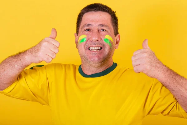 Yetişkin Bir Adam Brezilya Futbolu Fanatiği Elle Imzalar Gibi Onaylandı — Stok fotoğraf