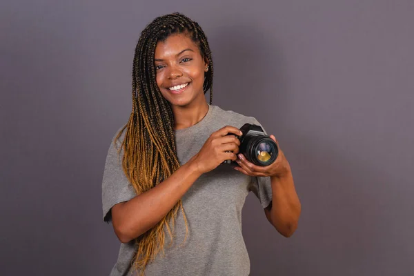 Joven Mujer Brasileña Afro Fotógrafo Sonriendo Sosteniendo Cámara Fotográfica — Foto de Stock