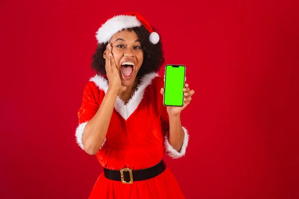 Schöne Schwarze Brasilianerin Gekleidet Als Weihnachtsmann Mama Claus Zeigt Smartphone — Stockfoto