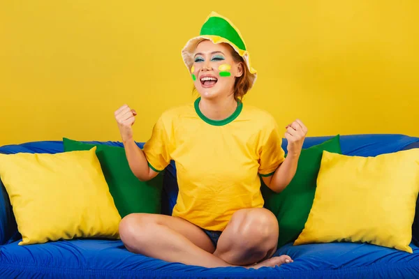Kaukasierin Rotschopf Brasilien Fußballfan Brasilianerin Auf Der Couch Feiern — Stockfoto