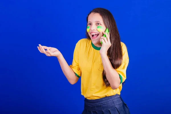 Młoda Dziewczyna Fanka Piłki Nożnej Brazylii Trzymanie Telefonu Rozmowa Głosowa — Zdjęcie stockowe