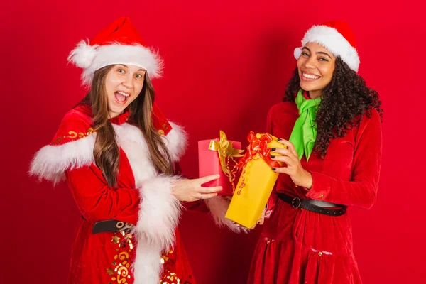Två Brasilianska Vänner Klädda Julkläder Tomten Utbyta Julklappar — Stockfoto