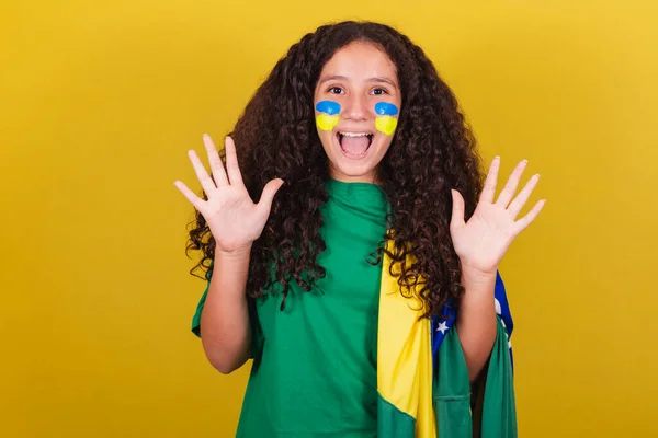 巴西人 白种人 足球迷女孩 太神奇了难以置信 — 图库照片